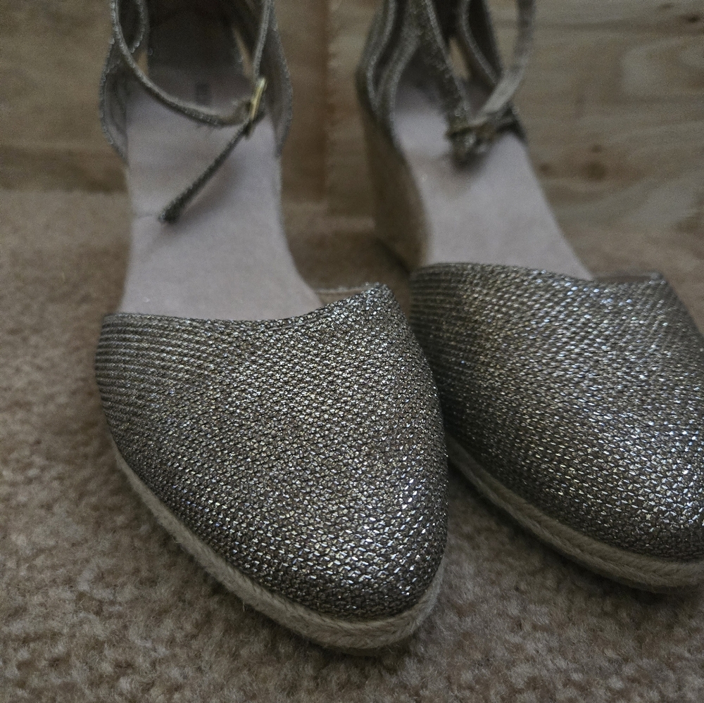 Target Merona “Amy” glitter espadrille wedge, size 8✨ Gold